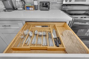 Fridge, microwave, oven, stovetop - *EADO Urban Escape, Contemporary Gem, Sleeps 6* (Houston)