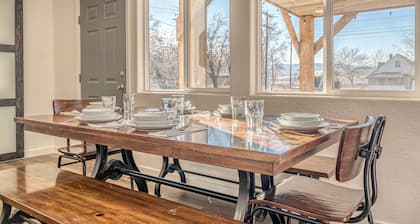 Whomping Willow: Downtown Home with Hot Tub