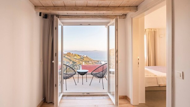 Dominiki's Mykonian House | Oppholdsområde | En 75-tommers smart-TV med kabel-kanaler samt bøker