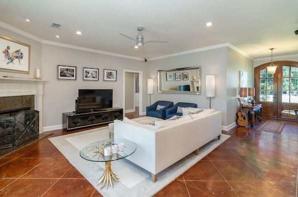 Smart TV, fireplace