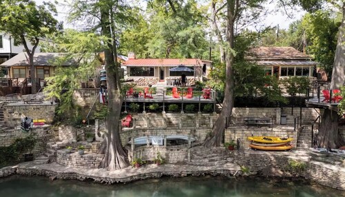 Boutique Cabin ON River-   Enjoy FREE Paddleboards, Kayaks, Fishing Poles