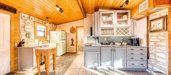 Boutique Cabin ON River-   Enjoy FREE Paddleboards, Kayaks, Fishing Poles
