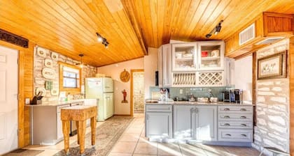 Boutique Cabin ON River- Enjoy FREE Paddleboards, Kayaks, Fishing Poles
