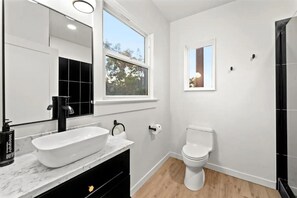 Douche, serviettes fournies, savon, papier toilette