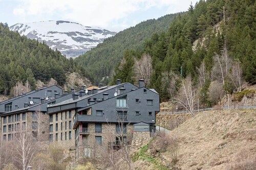 Riverside Shelter, Skiing, and Free Parking 
