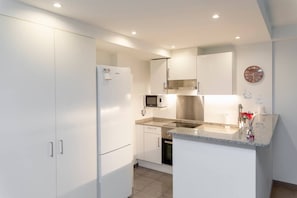 Réfrigérateur, four à micro-ondes, un four, surface de cuisson