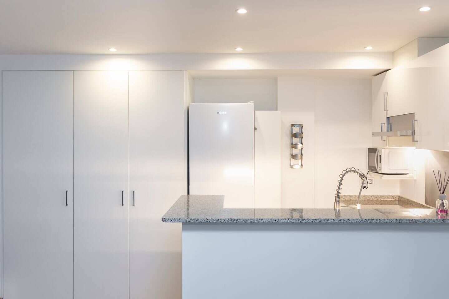 冷蔵庫、電子レンジ、オーブン、コンロ