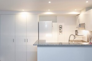 Kjøleskap, mikrobølgeovn, ovn og kokeplater