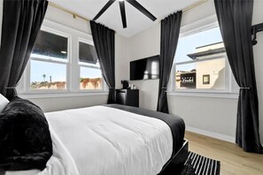 1 bedroom, desk, WiFi, bed sheets - Queen Classic (San Diego)