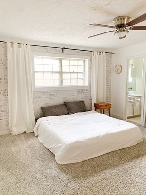 4 bedrooms, iron/ironing board, WiFi, bed sheets - The Oaks- 2.5 miles from Kyle Field (Bryan)