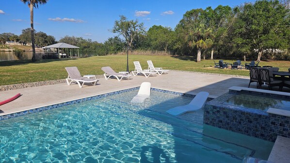 Alberca al aire libre y alberca climatizada
