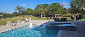 River Bank Hideaway, "Go With The Flow" RIVERFRONT 3 Acres- "Heated Pool/Spa"