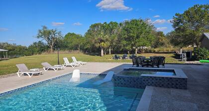 River Bank Hideaway, "Go With The Flow" RIVERFRONT 3 Acres- "Heated Pool/Spa"