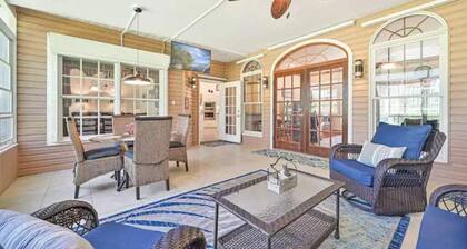 River Bank Hideaway, "Go With The Flow" RIVERFRONT 3 Acres- "Heated Pool/Spa"