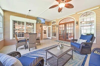 River Bank Hideaway, "Go With The Flow" RIVERFRONT 3 Acres- "Heated Pool/Spa"