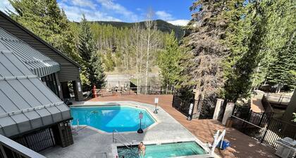 Top floor unit on The Corridor! Beautiful alpine views! 5 min. walk to WP Base!
