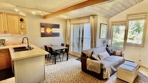 TV connectée, cheminée, jeux vidéo, baby-foot