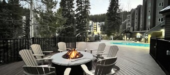 Ski in/Ski out studio on The Corridor! Beautiful alpine views!