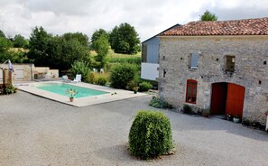 Pool - A beautiful Charante-Maritime house, every bedroom has its own en-suite bathroom (Aujac)