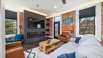 Smart TV, fireplace, stereo
