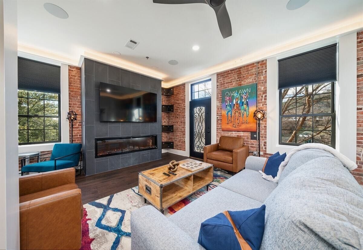 TV, fireplace