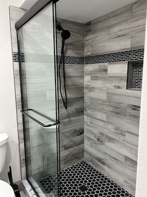 Douche, séchoir à cheveux, serviettes fournies, savon