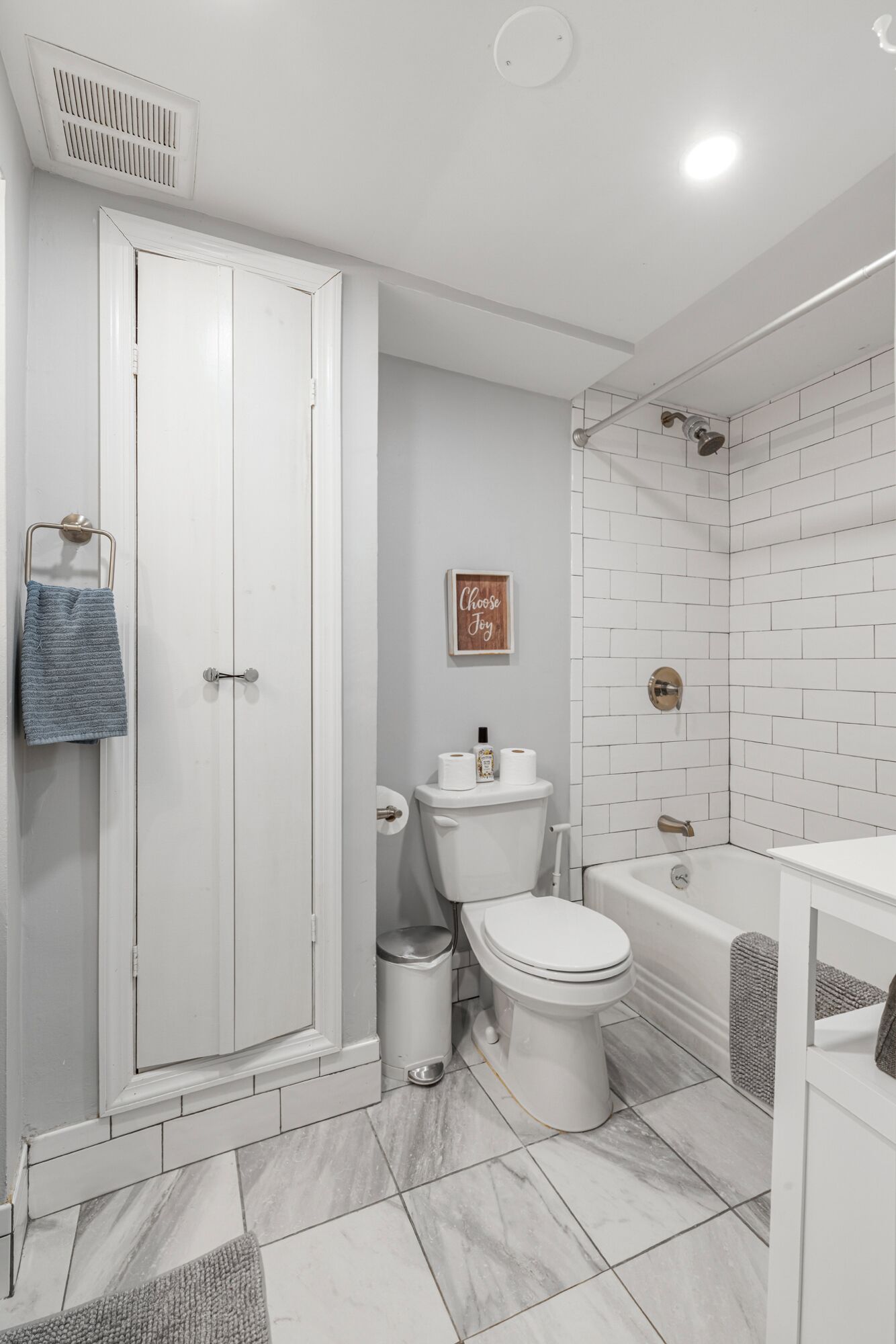 Ein Badezimmer mit Toilette, Bidet und Badewanne, alles in Weiß.