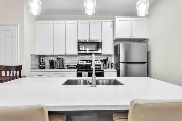 Fridge, microwave, oven, stovetop - *EADO Urban Escape, Contemporary Gem, Sleeps 4* (Houston)