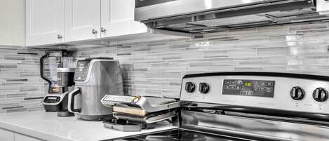 Réfrigérateur, four à micro-ondes, un four, surface de cuisson