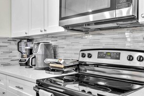 Fridge, microwave, oven, stovetop - *EADO Urban Escape, Contemporary Gem, Sleeps 4* (Houston)