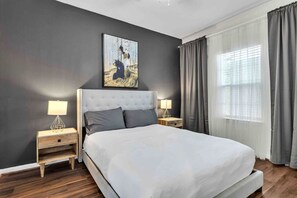 2 bedrooms, desk, iron/ironing board, WiFi - *EADO Urban Escape, Contemporary Gem, Sleeps 4* (Houston)