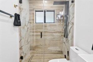 Hair dryer, towels, soap, toilet paper - Miami's Premier Poolside Stay (Miami)