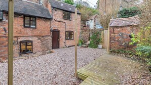 A traditional brick building with a gravel driveway and a wooden deck. - The Wild Cherry Tree Retreat (Ironbridge, near Telford)