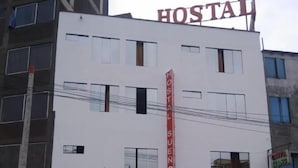 A building with a sign reading "HOSTAL" and another sign for "Chifa Xiang". - hospedaje sueños (Lima)