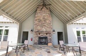 Outdoor dining - The True Reality (Tallassee)