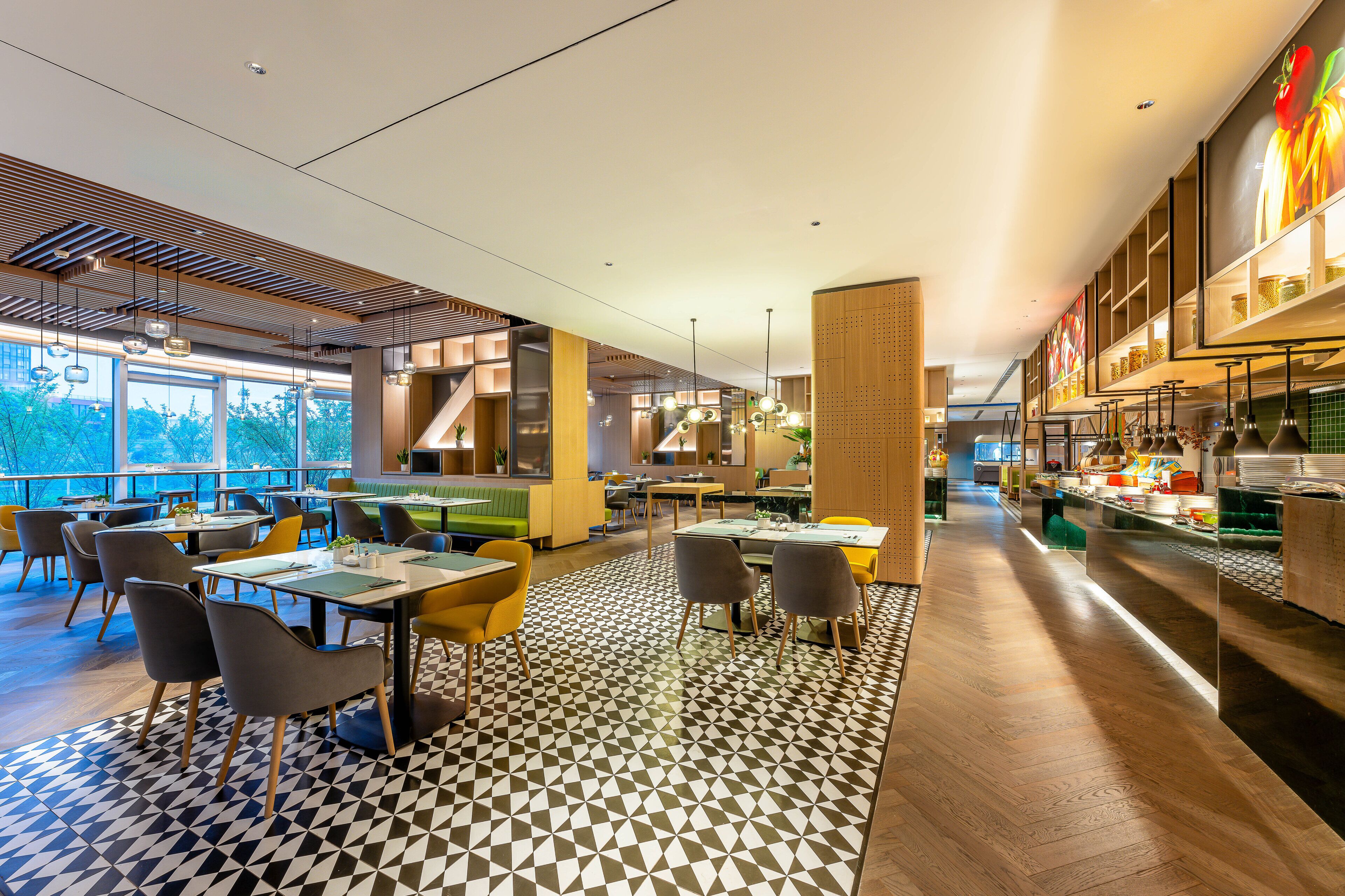 Un restaurante moderno con un suelo de diseño geométrico, techo de madera y diferentes opciones de asientos, incluyendo mesas y sillas.