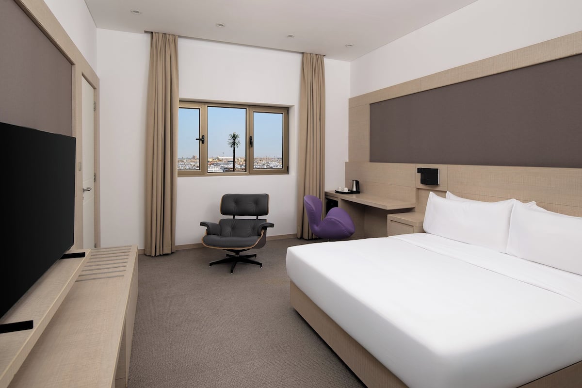 1 Schlafzimmer, hochwertige Bettwaren, Schreibtisch