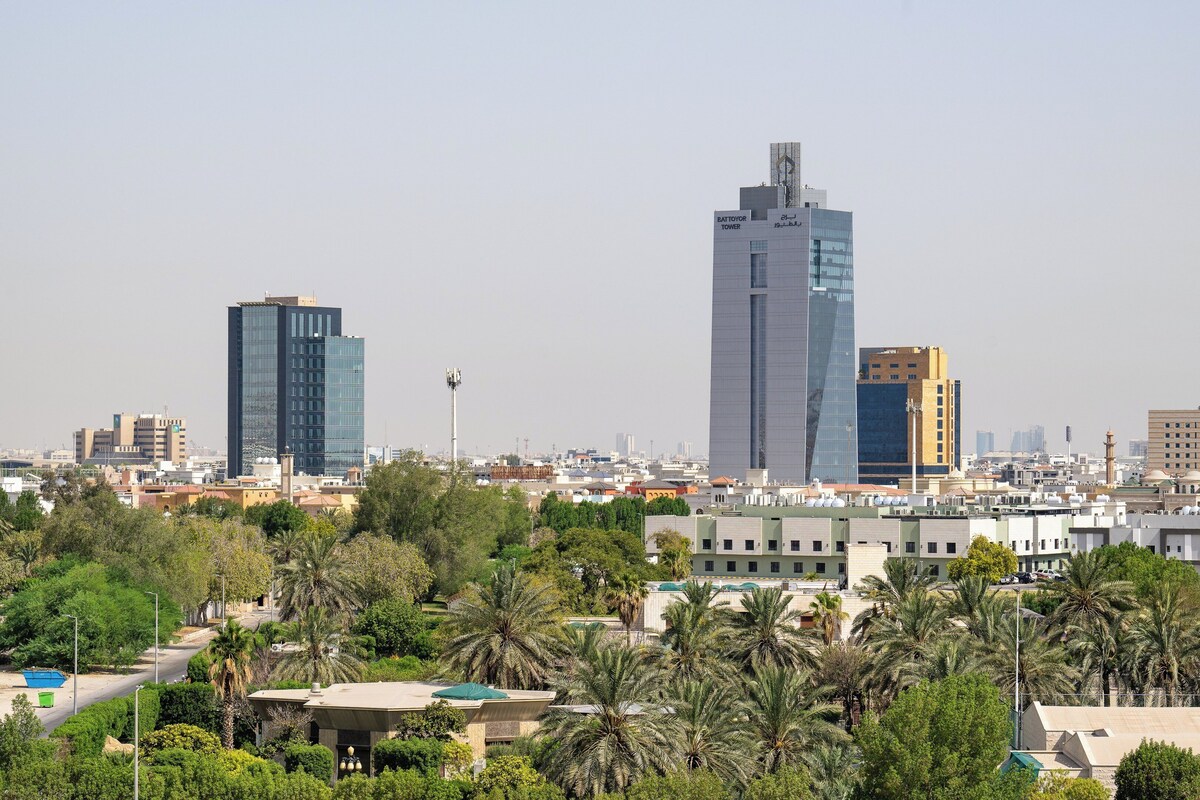 أغطية فراش متميزة ومكتب ومساحة عمل للكمبيوتر المحمول وستائر تعتيم