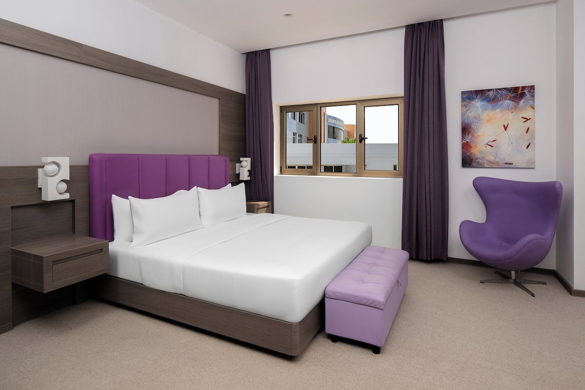 客房, 1 張特大雙人床, 露台 (Super King, Dining) | 高級寢具、書桌、手提電腦工作空間、遮光窗簾/窗簾