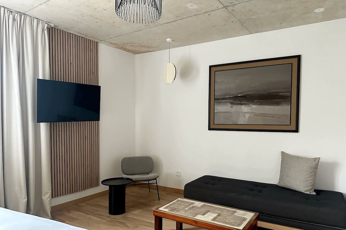 Habitació prèmium, 1 llit de matrimoni gran i sofà llit (Super King) | Minibar, caixa forta a l'habitació, bressols gratuïts i wifi gratuïta