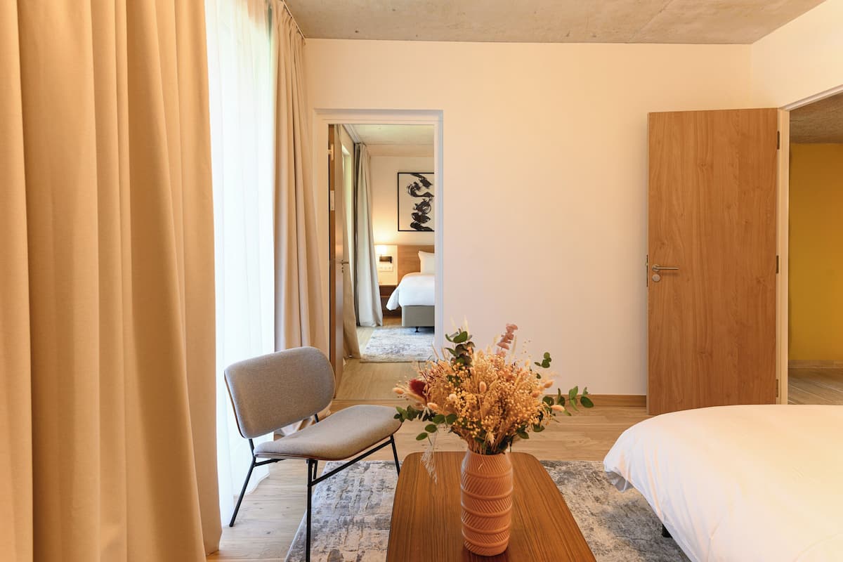 Suite, 1 habitación, balcón | Minibar, caja de seguridad en la habitación y cunas gratuitas