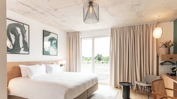 Standard Room, 1 King Bed, Accessible (Super King) | 1 bedroom, minibar, in-room safe, free cribs/infant beds