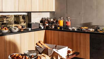 Un bufé de desayuno con diversos alimentos y bebidas.