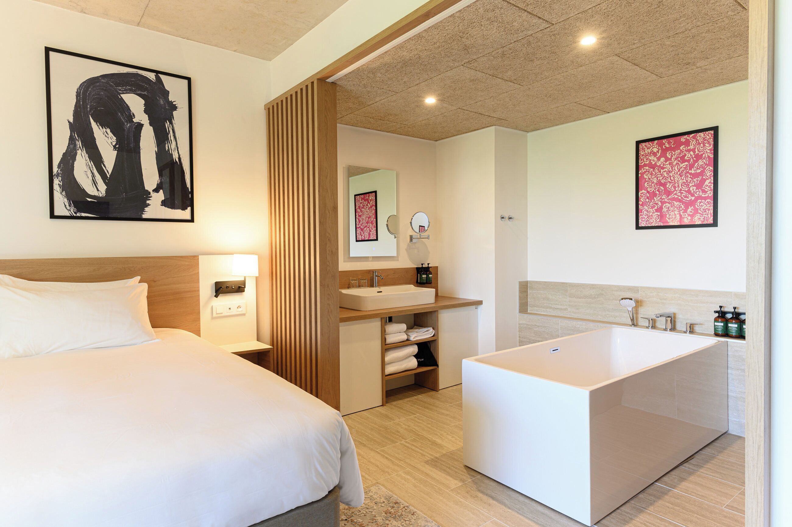 Suite, 1 Schlafzimmer, Balkon | Minibar, Zimmersafe, kostenlose Babybetten, kostenloses WLAN