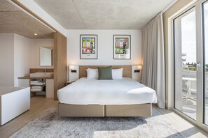 Suite, 1 slaapkamer, balkon | Luxe beddengoed, donsdekens, pillowtop-bedden, een minibar