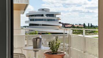 Premium Room, 1 King Bed with Sofa bed, Balcony (Super King) | Premium bedding, down comforters, pillowtop beds, minibar