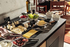 Tägliches Frühstücksbuffet gegen Gebühr