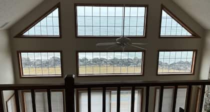 🌕🌖🌗🌘🌑Spacious Lakeside retreat with once in a lifetime Solar Eclipse views