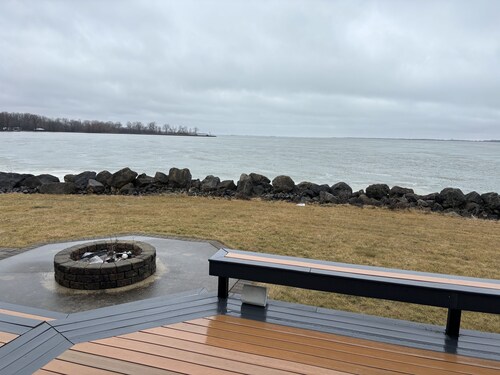 🌕🌖🌗🌘🌑Spacious Lakeside retreat with once in a lifetime Solar Eclipse views