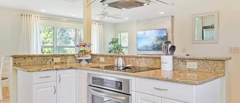 冷蔵庫、電子レンジ、オーブン、コンロ